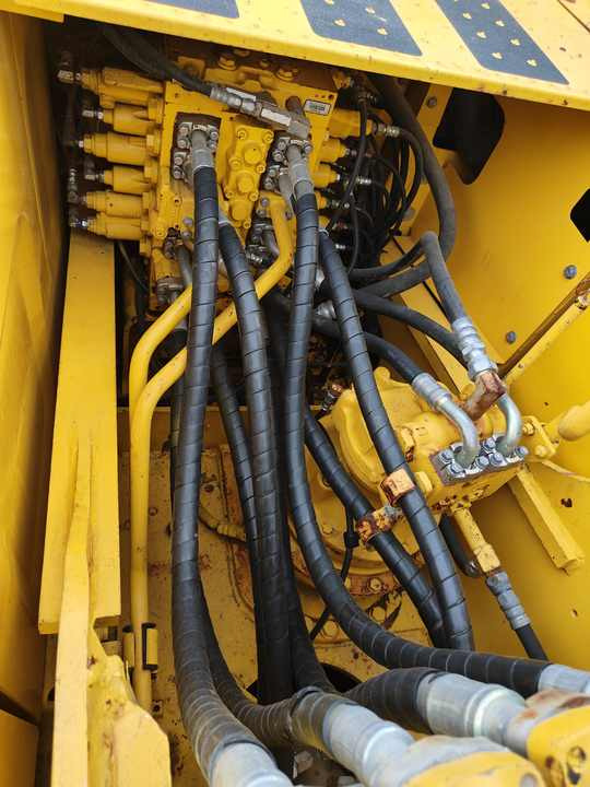 Komatsu PC 200 - حفار زاحف: صورة 3 Komatsu PC 200 - حفار زاحف: صورة 3