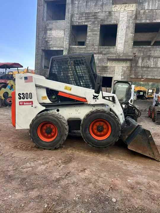 Second Hand BOBCAT S300 Skid-steer Loader with Very Good Performance Is for Sale at a Low Price - شيول صغير: صورة 2 Second Hand BOBCAT S300 Skid-steer Loader with Very Good Performance Is for Sale at a Low Price - شيول صغير: صورة 2