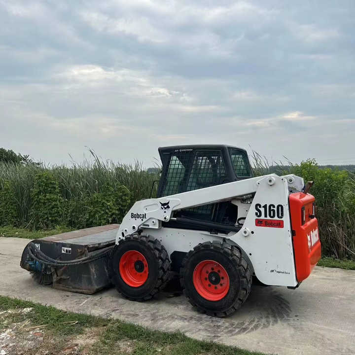 USED BOBCAT S160 Skid-steer Loader Bobcat S160 Carry Sweeper with Very Good Performance Is for Sale at a Low Price. - شيول صغير: صورة 1 USED BOBCAT S160 Skid-steer Loader Bobcat S160 Carry Sweeper with Very Good Performance Is for Sale at a Low Price. - شيول صغير: صورة 1