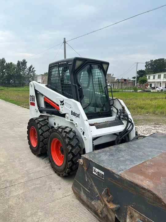 USED BOBCAT S160 Skid-steer Loader Bobcat S160 Carry Sweeper with Very Good Performance Is for Sale at a Low Price. - شيول صغير: صورة 2 USED BOBCAT S160 Skid-steer Loader Bobcat S160 Carry Sweeper with Very Good Performance Is for Sale at a Low Price. - شيول صغير: صورة 2