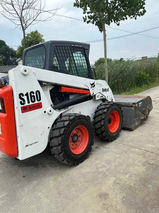 USED BOBCAT S160 Skid-steer Loader Bobcat S160 Carry Sweeper with Very Good Performance Is for Sale at a Low Price. - شيول صغير: صورة 4 USED BOBCAT S160 Skid-steer Loader Bobcat S160 Carry Sweeper with Very Good Performance Is for Sale at a Low Price. - شيول صغير: صورة 4