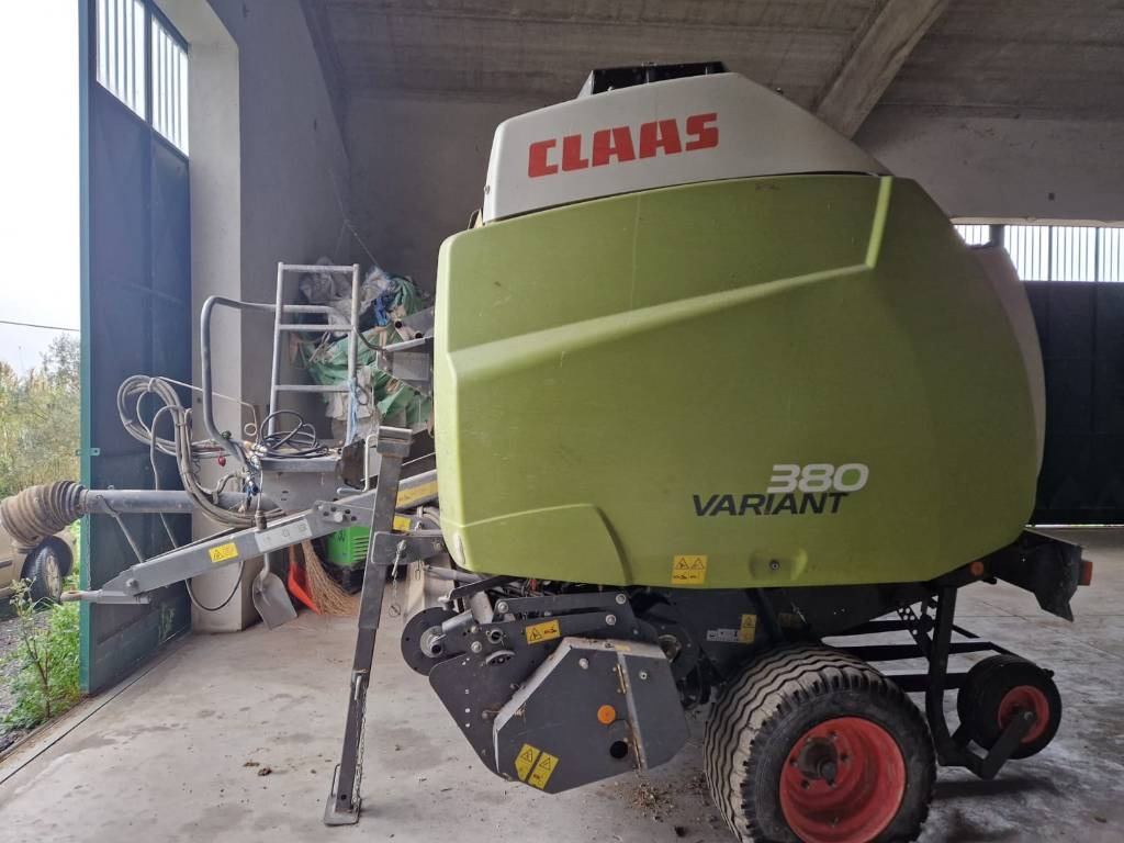 Claas VARIANT 380 PRO RF - آلة بالات دائرية: صورة 1 Claas VARIANT 380 PRO RF - آلة بالات دائرية: صورة 1
