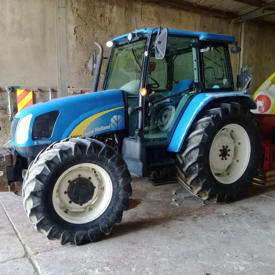 New Holland T 5050 - جرار: صورة 1 New Holland T 5050 - جرار: صورة 1