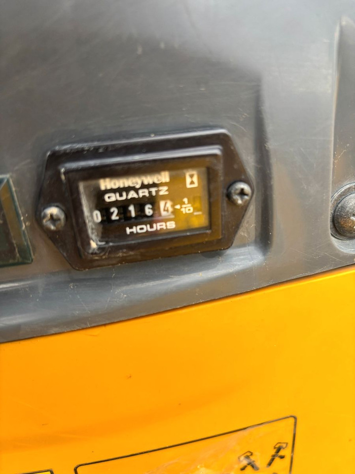 Komatsu PC09-1 - حفار صغير: صورة 3 Komatsu PC09-1 - حفار صغير: صورة 3