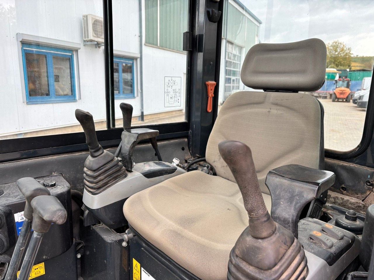 Komatsu PC26MR-3 - حفار صغير: صورة 4 Komatsu PC26MR-3 - حفار صغير: صورة 4