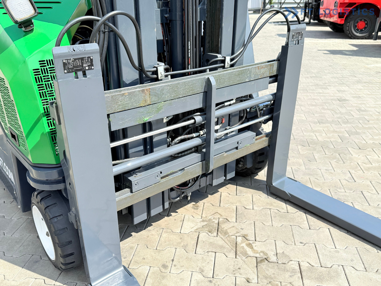 COMBILIFT CB2500 / DIESEL / EXTENDABLE FORKS / TRIPLEX / 5500MM / FREE LIFT / SIDE SHIFT / FORK POSITIONER / LIKE NEW - رافعة شوكية للوصول للأماكن الضيقة ب4 اتجاهات: صورة 5 COMBILIFT CB2500 / DIESEL / EXTENDABLE FORKS / TRIPLEX / 5500MM / FREE LIFT / SIDE SHIFT / FORK POSITIONER / LIKE NEW - رافعة شوكية للوصول للأماكن الضيقة ب4 اتجاهات: صورة 5