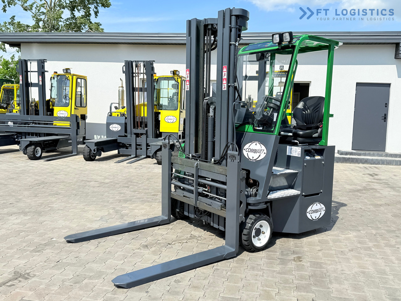 COMBILIFT CB2500 / DIESEL / EXTENDABLE FORKS / TRIPLEX / 5500MM / FREE LIFT / SIDE SHIFT / FORK POSITIONER / LIKE NEW - رافعة شوكية للوصول للأماكن الضيقة ب4 اتجاهات: صورة 1 COMBILIFT CB2500 / DIESEL / EXTENDABLE FORKS / TRIPLEX / 5500MM / FREE LIFT / SIDE SHIFT / FORK POSITIONER / LIKE NEW - رافعة شوكية للوصول للأماكن الضيقة ب4 اتجاهات: صورة 1