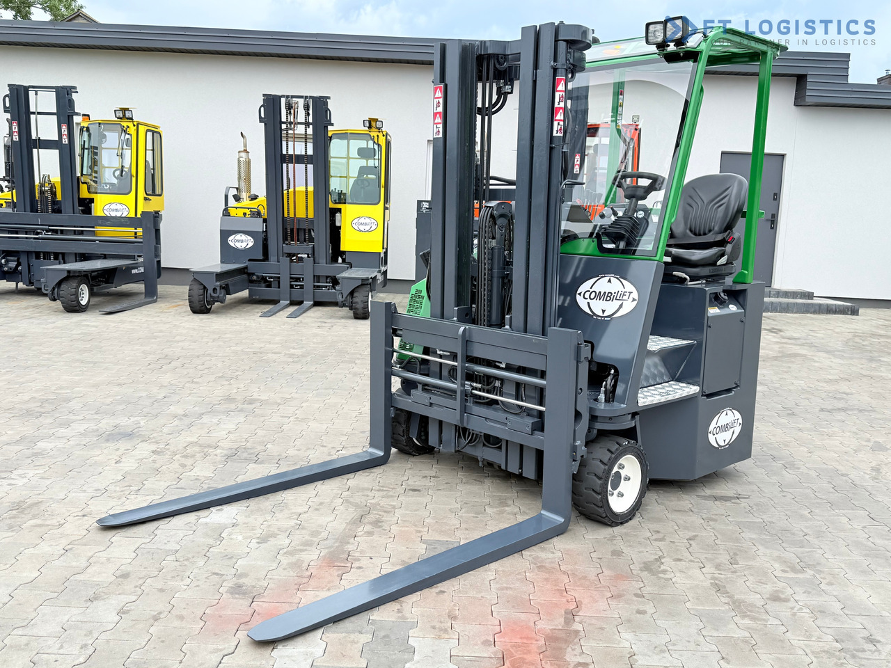 COMBILIFT CB3000 / DIESEL / TRIPLEX 4900MM / FREE LIFT / SIDESHIFT / FORK POSITIONER / 1500MM FORKS / LIKE NEW - رافعة شوكية للوصول للأماكن الضيقة ب4 اتجاهات: صورة 3 COMBILIFT CB3000 / DIESEL / TRIPLEX 4900MM / FREE LIFT / SIDESHIFT / FORK POSITIONER / 1500MM FORKS / LIKE NEW - رافعة شوكية للوصول للأماكن الضيقة ب4 اتجاهات: صورة 3