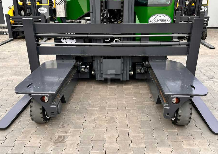 Combilift C3000 / 4100 MM / 3 TONS / PLATFORM / 1939 MTH / LPG / LIKE NEW - رافعة شوكية للوصول للأماكن الضيقة ب4 اتجاهات: صورة 4 Combilift C3000 / 4100 MM / 3 TONS / PLATFORM / 1939 MTH / LPG / LIKE NEW - رافعة شوكية للوصول للأماكن الضيقة ب4 اتجاهات: صورة 4