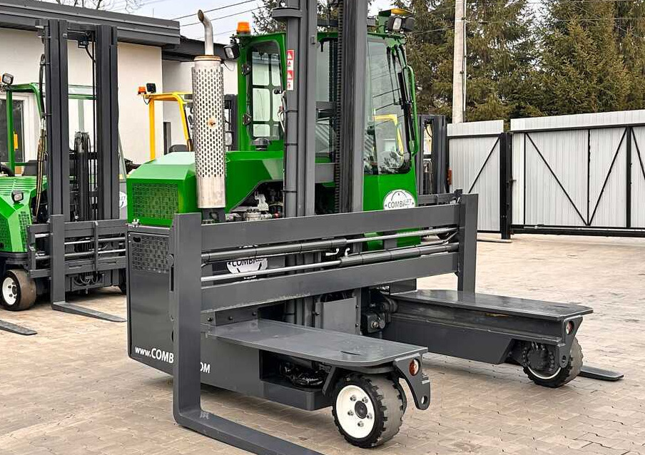 Combilift C3000 / 4100 MM / 3 TONS / PLATFORM / 1939 MTH / LPG / LIKE NEW - رافعة شوكية للوصول للأماكن الضيقة ب4 اتجاهات: صورة 5 Combilift C3000 / 4100 MM / 3 TONS / PLATFORM / 1939 MTH / LPG / LIKE NEW - رافعة شوكية للوصول للأماكن الضيقة ب4 اتجاهات: صورة 5