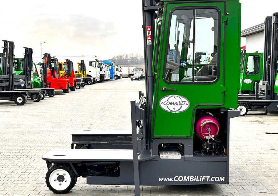 Combilift C3000 / 4100 MM / 3 TONS / PLATFORM / 1939 MTH / LPG / LIKE NEW - رافعة شوكية للوصول للأماكن الضيقة ب4 اتجاهات: صورة 3 Combilift C3000 / 4100 MM / 3 TONS / PLATFORM / 1939 MTH / LPG / LIKE NEW - رافعة شوكية للوصول للأماكن الضيقة ب4 اتجاهات: صورة 3