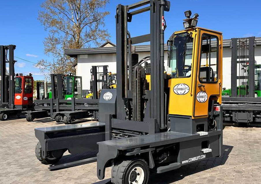 Combilift C9000 / GAS / DUPLEX / 4700MM / FREE LIFT / POSITIONER / FORK SIDE SHIFT / EXCELLENT CONDITION - رافعة شوكية للوصول للأماكن الضيقة ب4 اتجاهات: صورة 1 Combilift C9000 / GAS / DUPLEX / 4700MM / FREE LIFT / POSITIONER / FORK SIDE SHIFT / EXCELLENT CONDITION - رافعة شوكية للوصول للأماكن الضيقة ب4 اتجاهات: صورة 1