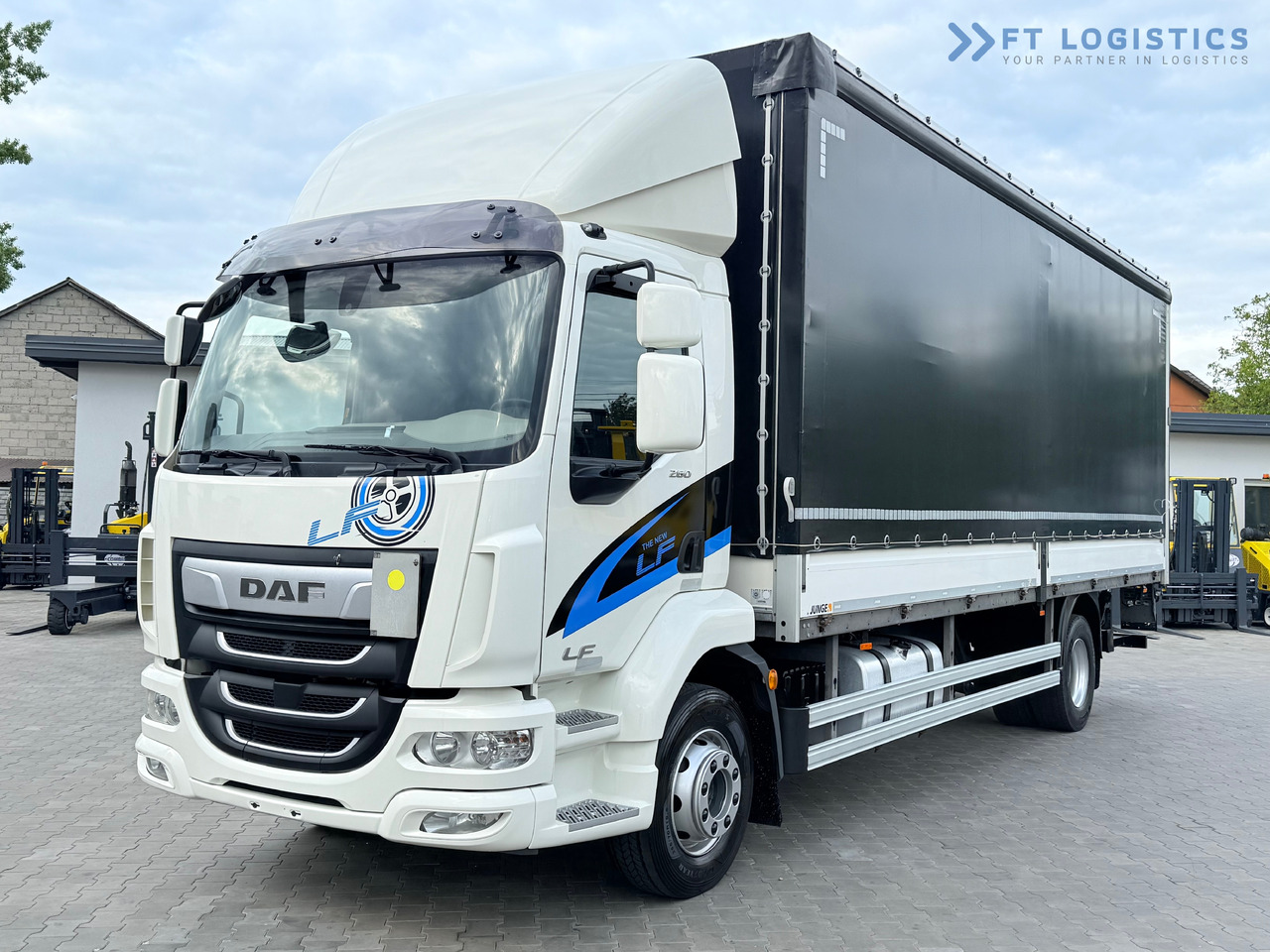 DAF LF 260 FA / AUTOMATIC / 9,255 kg PAYLOAD / 4x2 / 18 PALLETS / TAIL LIFT / SIDE BOARDS / EXCELLENT CONDITION! - شاحنة ذات ستائر جانبية: صورة 2 DAF LF 260 FA / AUTOMATIC / 9,255 kg PAYLOAD / 4x2 / 18 PALLETS / TAIL LIFT / SIDE BOARDS / EXCELLENT CONDITION! - شاحنة ذات ستائر جانبية: صورة 2