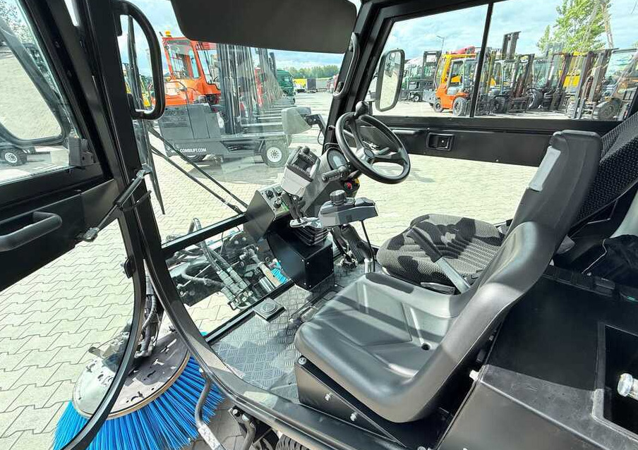 سياره كنس شوارع Nilfisk Nilfisk City Ranger 3500 – Articulated Municipal Sweeper | Year 2017 | On: صورة 16