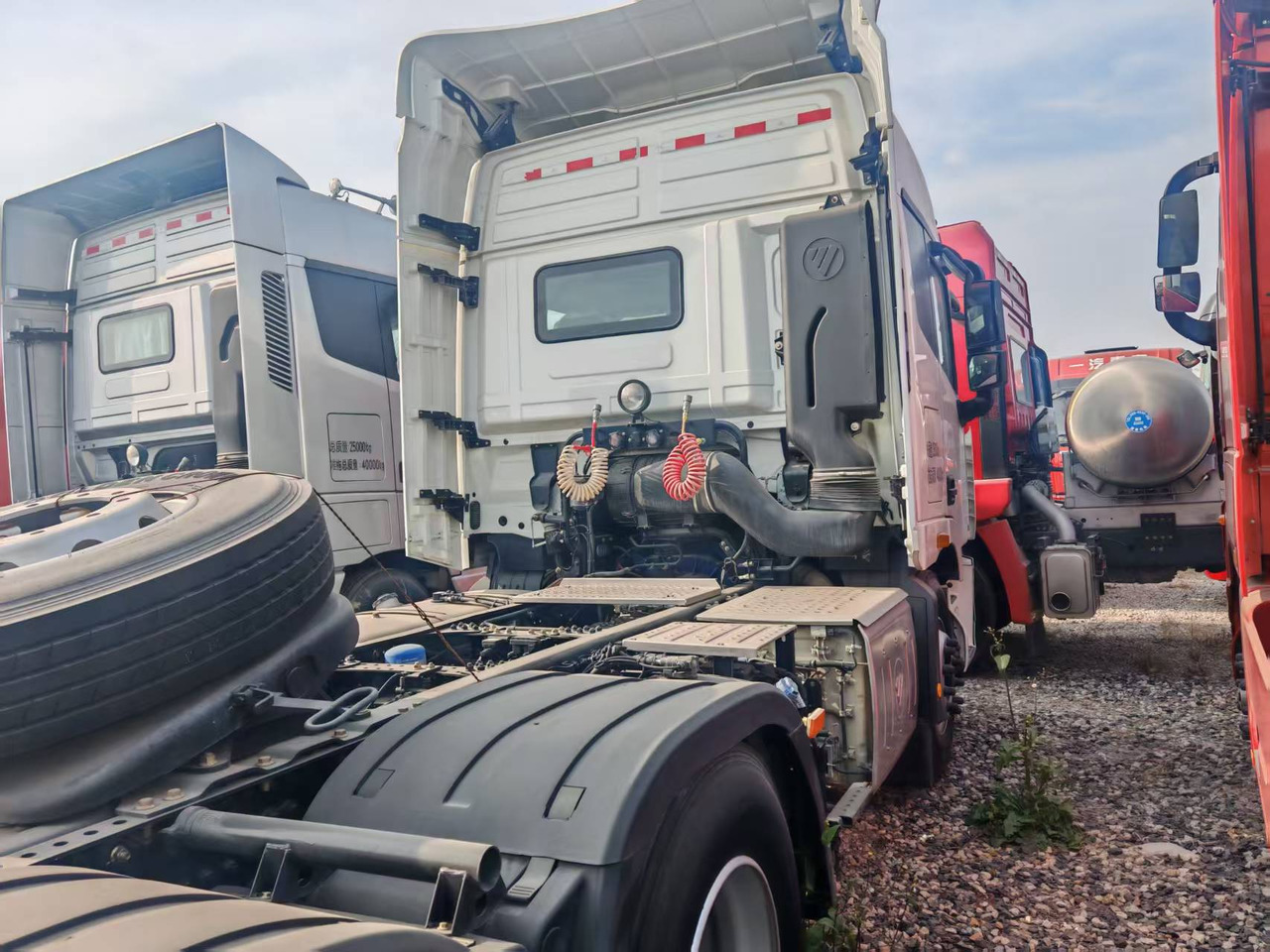 Auman 6×4 - مقطورة بهيكل معدني: صورة 5 Auman 6×4 - مقطورة بهيكل معدني: صورة 5