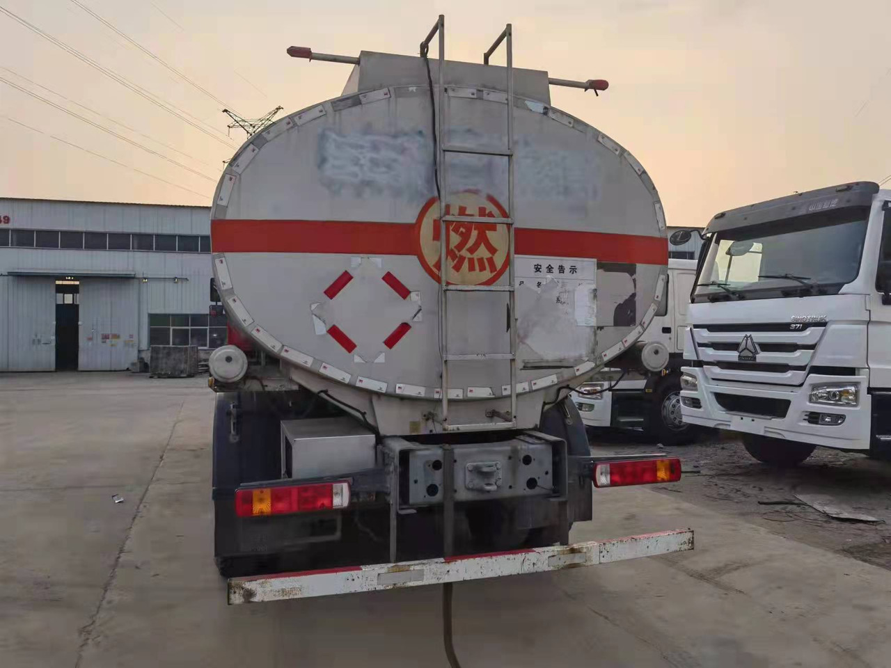 HOWO 20 cubic meters - شاحنة صهريج: صورة 2 HOWO 20 cubic meters - شاحنة صهريج: صورة 2