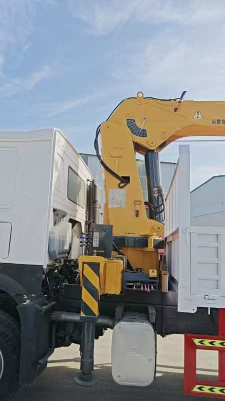 HOWO ,XCMG HOWO 375 engine,XCMG 12 tons crane truck - شاحنة كرين: صورة 2 HOWO ,XCMG HOWO 375 engine,XCMG 12 tons crane truck - شاحنة كرين: صورة 2
