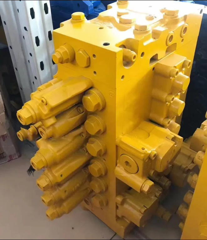 KOMATSU PC200-8 - صمام هيدروليكي - حفّار: صورة 1 KOMATSU PC200-8 - صمام هيدروليكي - حفّار: صورة 1