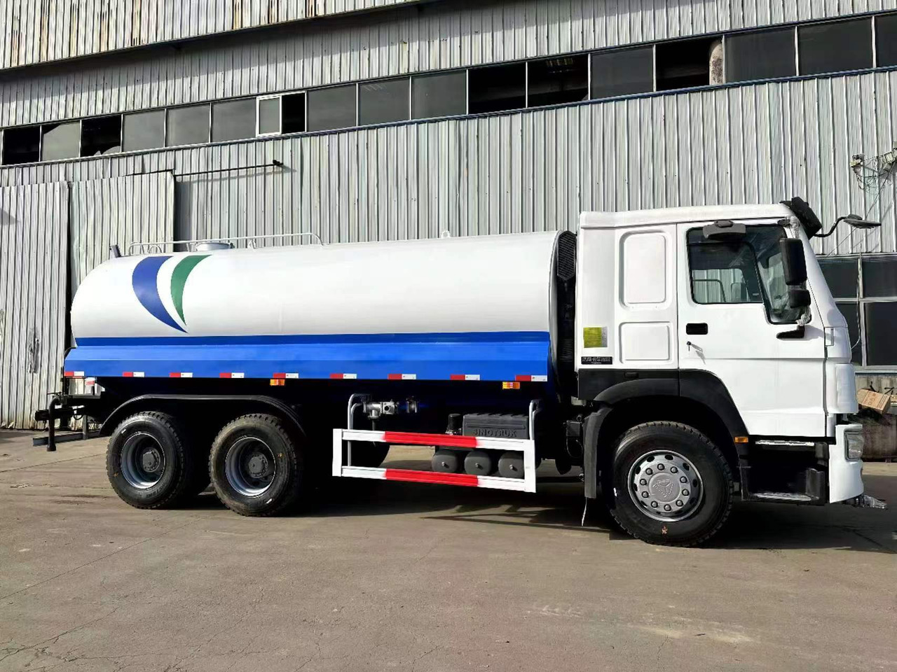 شاحنة صهريج للبيع  SINOTRUK 20  cubic  meters  tanker: صورة 6