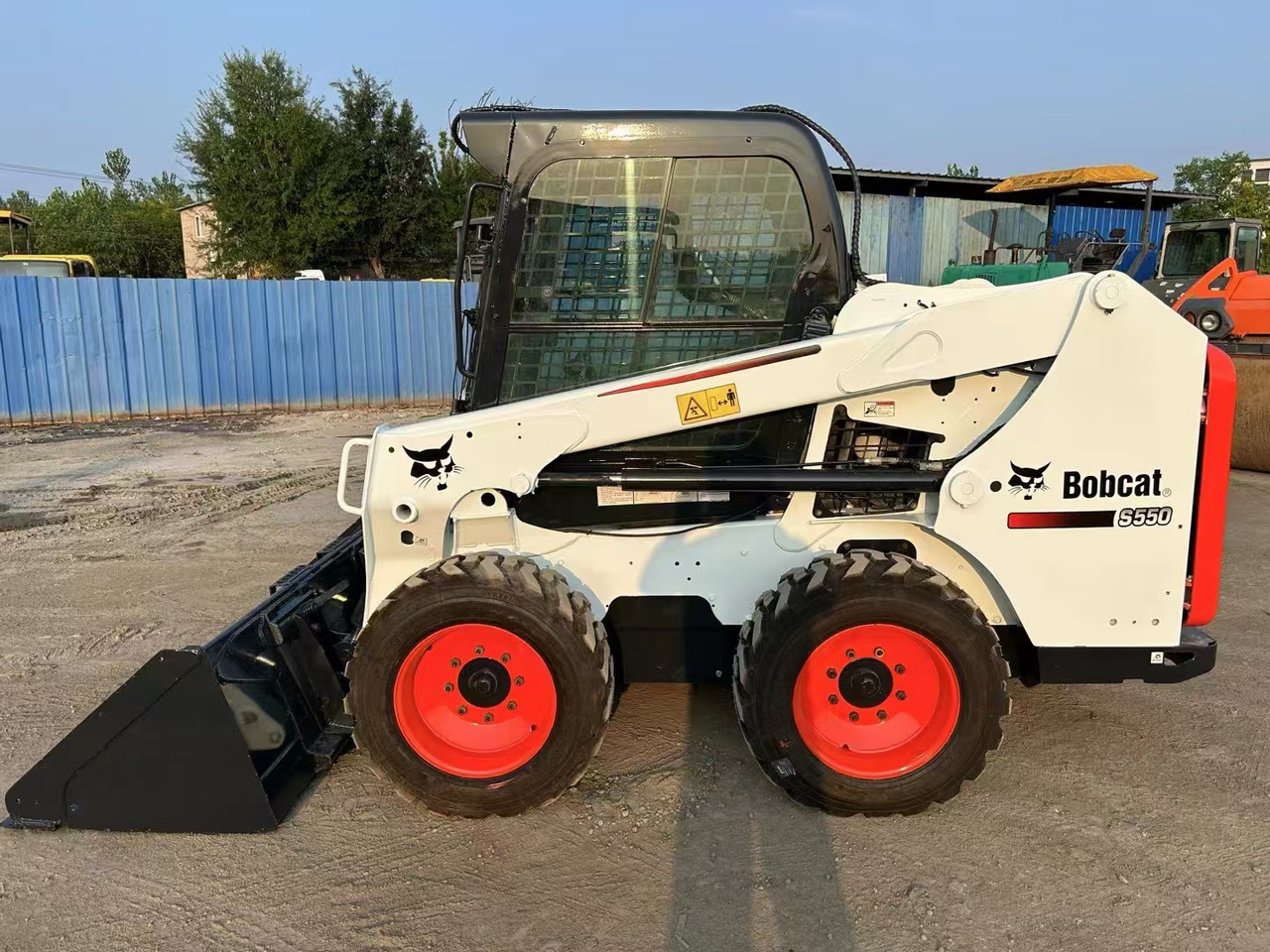 BOBCAT High Performance Low Hours Excellent Condition Reliable Second Hand Bobcat S550 Skid Steer Loader in Stock for Sale - شيول صغير: صورة 2 BOBCAT High Performance Low Hours Excellent Condition Reliable Second Hand Bobcat S550 Skid Steer Loader in Stock for Sale - شيول صغير: صورة 2