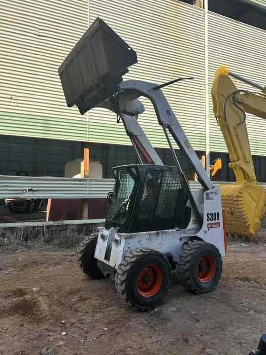 Second Hand BOBCAT S300 Skid-steer Loader with Very Good Performance Is for Sale at a Low Price - شيول صغير: صورة 5 Second Hand BOBCAT S300 Skid-steer Loader with Very Good Performance Is for Sale at a Low Price - شيول صغير: صورة 5