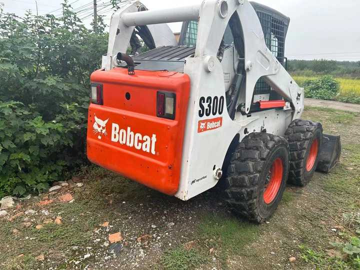 Second Hand BOBCAT S300 Skid-steer Loader with Very Good Performance Is for Sale at a Low Price - شيول صغير: صورة 5 Second Hand BOBCAT S300 Skid-steer Loader with Very Good Performance Is for Sale at a Low Price - شيول صغير: صورة 5