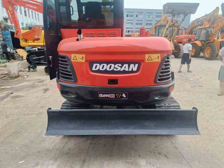 Used Digger DOOSAN DX55 Construction Machinery Construction Digger Used DOOSAN DX55 Cheap Excavator - حفار زاحف: صورة 2 Used Digger DOOSAN DX55 Construction Machinery Construction Digger Used DOOSAN DX55 Cheap Excavator - حفار زاحف: صورة 2