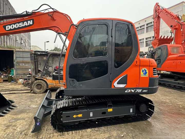 Used Digger DOOSAN DX75 Construction Machinery Construction Digger Used DOOSAN DX75 Cheap Excavator - حفار زاحف: صورة 4 Used Digger DOOSAN DX75 Construction Machinery Construction Digger Used DOOSAN DX75 Cheap Excavator - حفار زاحف: صورة 4