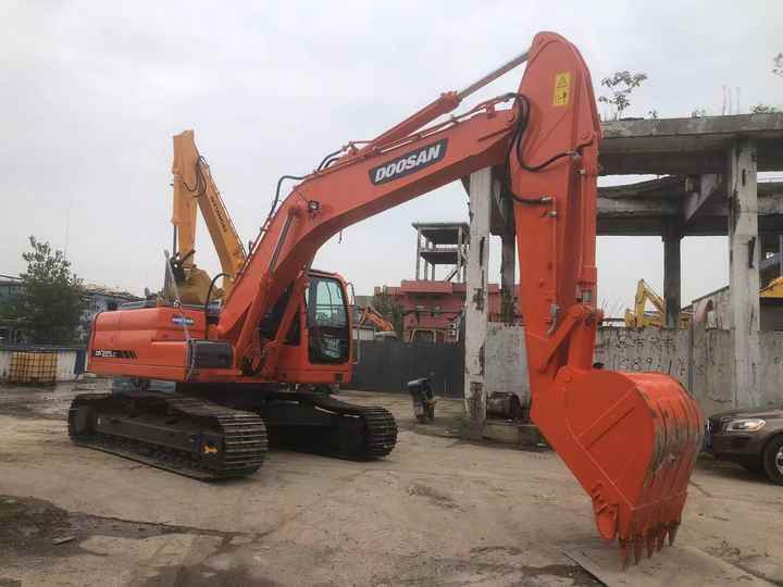 Used Excavator Doosan DX225LC Excavators Mini Equipment Earth Moving Machinery Doosan Digger Excavator for Sale - حفار زاحف: صورة 4 Used Excavator Doosan DX225LC Excavators Mini Equipment Earth Moving Machinery Doosan Digger Excavator for Sale - حفار زاحف: صورة 4