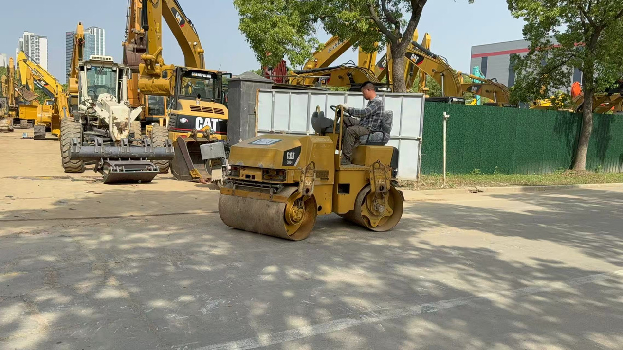CATERPILLAR CB24B - رَصَّاص الطرق: صورة 3 CATERPILLAR CB24B - رَصَّاص الطرق: صورة 3