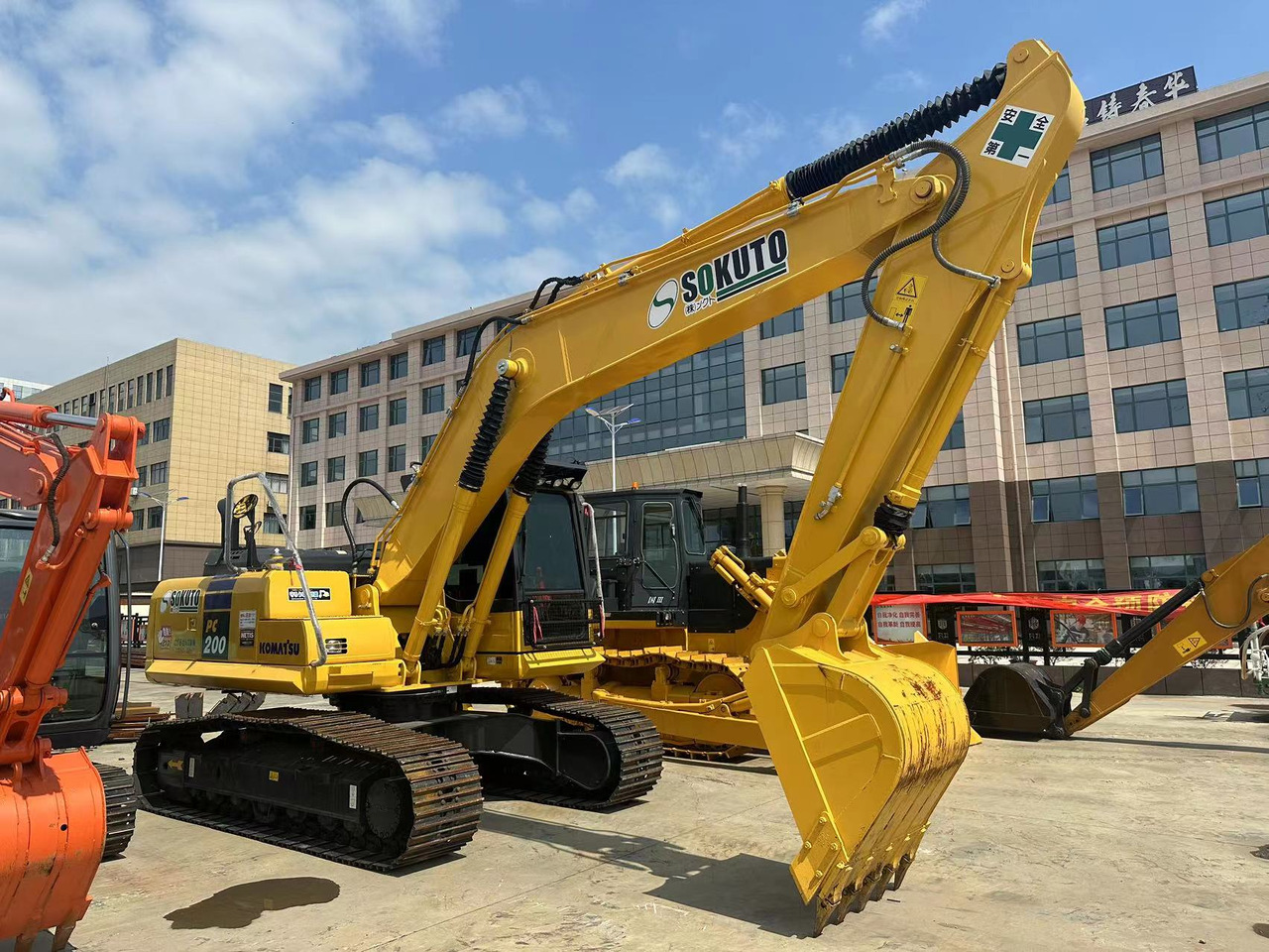 KOMATSU PC200-8N1 - حفار زاحف: صورة 2 KOMATSU PC200-8N1 - حفار زاحف: صورة 2
