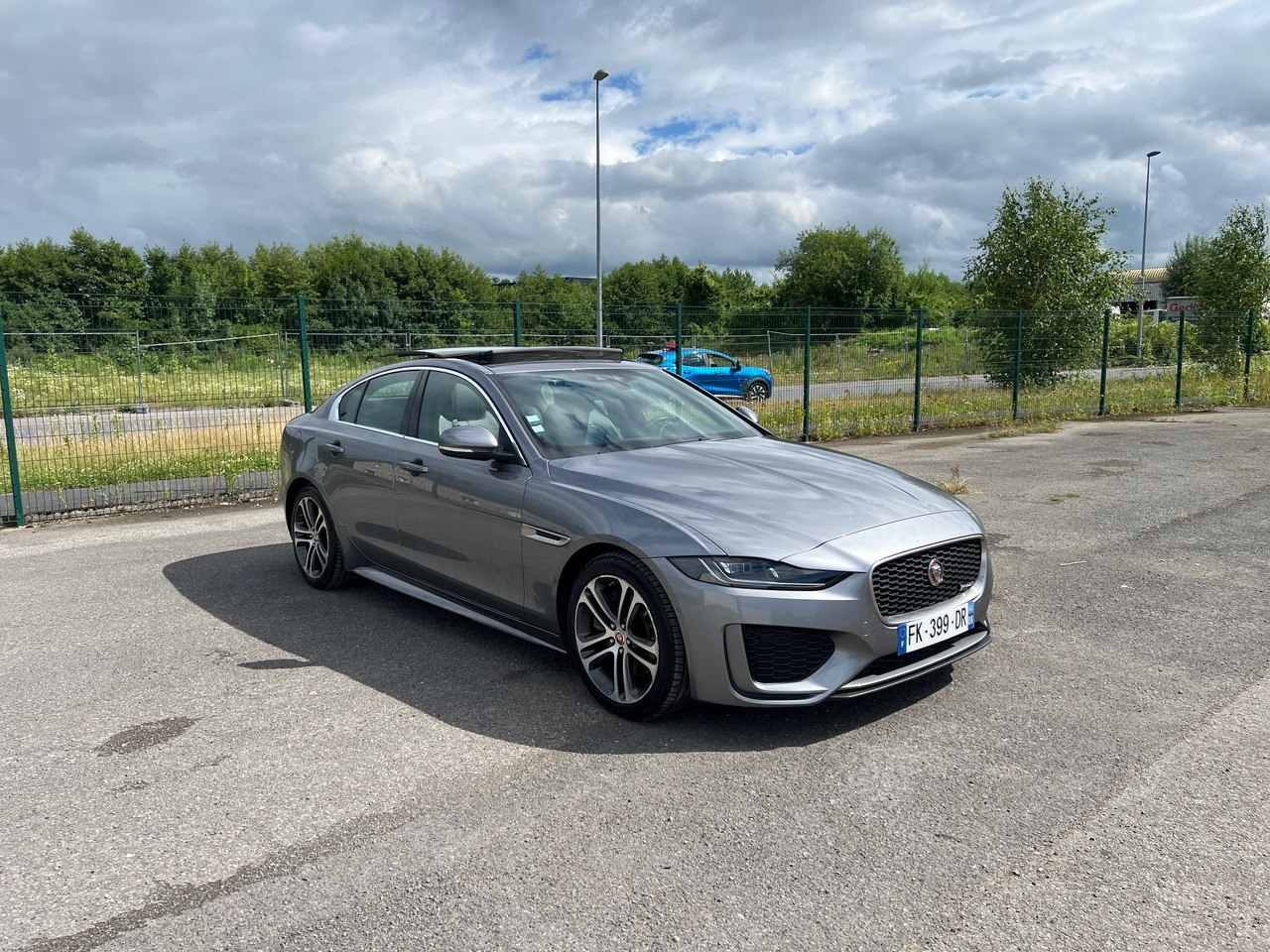 JAGUAR XE 20MY SE R-DYN. 2.0L D 180 BVA8 Cockpit PANO - سيدان: صورة 4 JAGUAR XE 20MY SE R-DYN. 2.0L D 180 BVA8 Cockpit PANO - سيدان: صورة 4