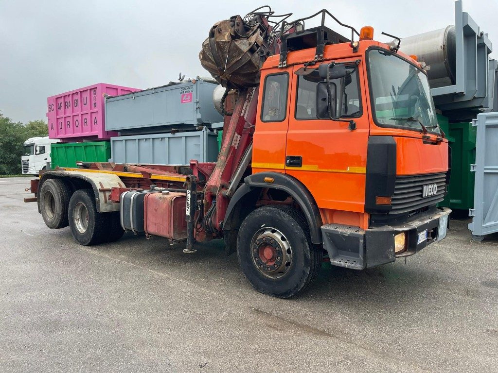 IVECO 190E26 SCARRABILE CON GRU PENZ E POLIPO - شاحنة برافعة خطافية: صورة 1 IVECO 190E26 SCARRABILE CON GRU PENZ E POLIPO - شاحنة برافعة خطافية: صورة 1