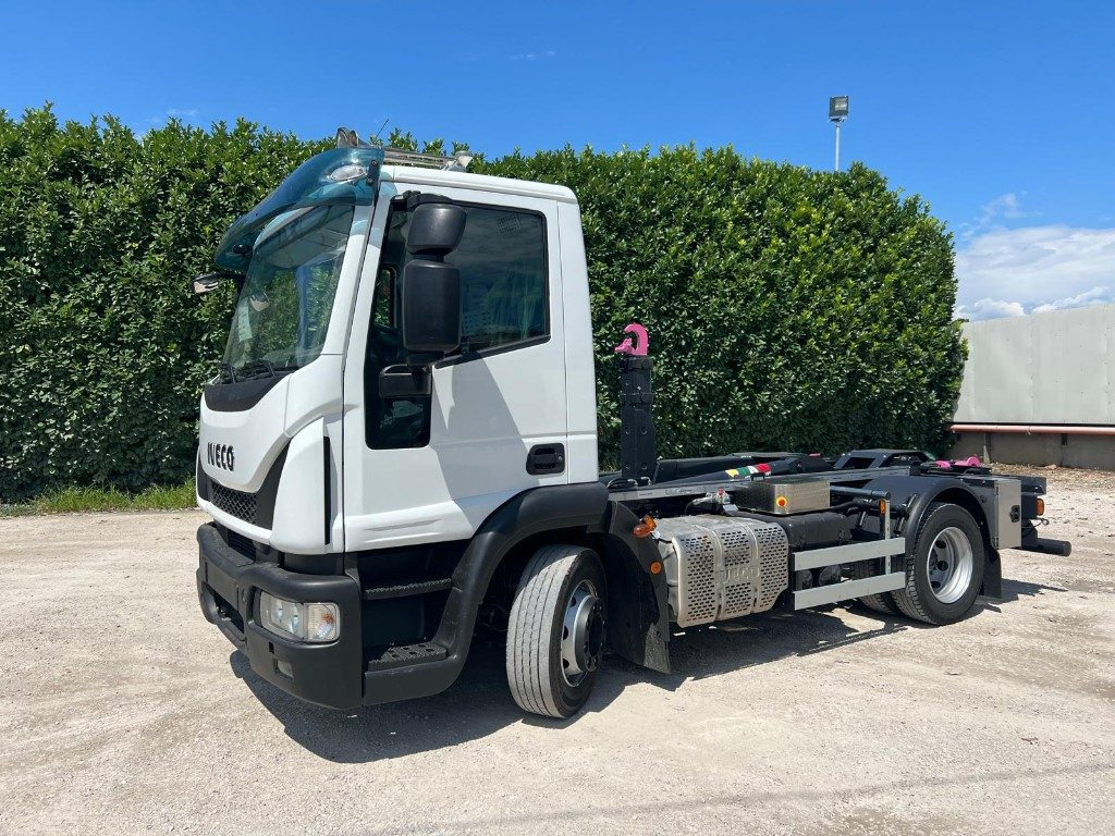 IVECO EUROCARGO 120E28 CON SCARRABILE NUOVO - شاحنة برافعة خطافية: صورة 1 IVECO EUROCARGO 120E28 CON SCARRABILE NUOVO - شاحنة برافعة خطافية: صورة 1