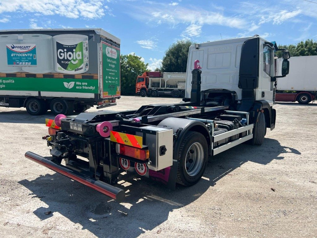 IVECO EUROCARGO 120E28 CON SCARRABILE NUOVO - شاحنة برافعة خطافية: صورة 5 IVECO EUROCARGO 120E28 CON SCARRABILE NUOVO - شاحنة برافعة خطافية: صورة 5
