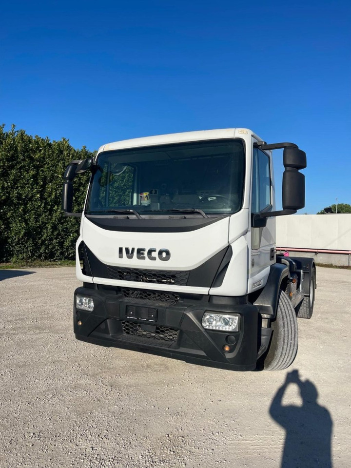 IVECO EUROCARGO 180E25 CON SCARRABILE NUOVO - شاحنة برافعة خطافية: صورة 1 IVECO EUROCARGO 180E25 CON SCARRABILE NUOVO - شاحنة برافعة خطافية: صورة 1