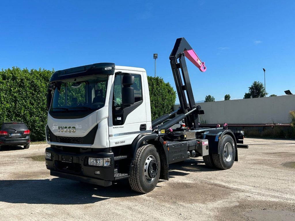 IVECO EUROCARGO 180E32K NUOVO SCARRABILE - شاحنة برافعة خطافية: صورة 1 IVECO EUROCARGO 180E32K NUOVO SCARRABILE - شاحنة برافعة خطافية: صورة 1