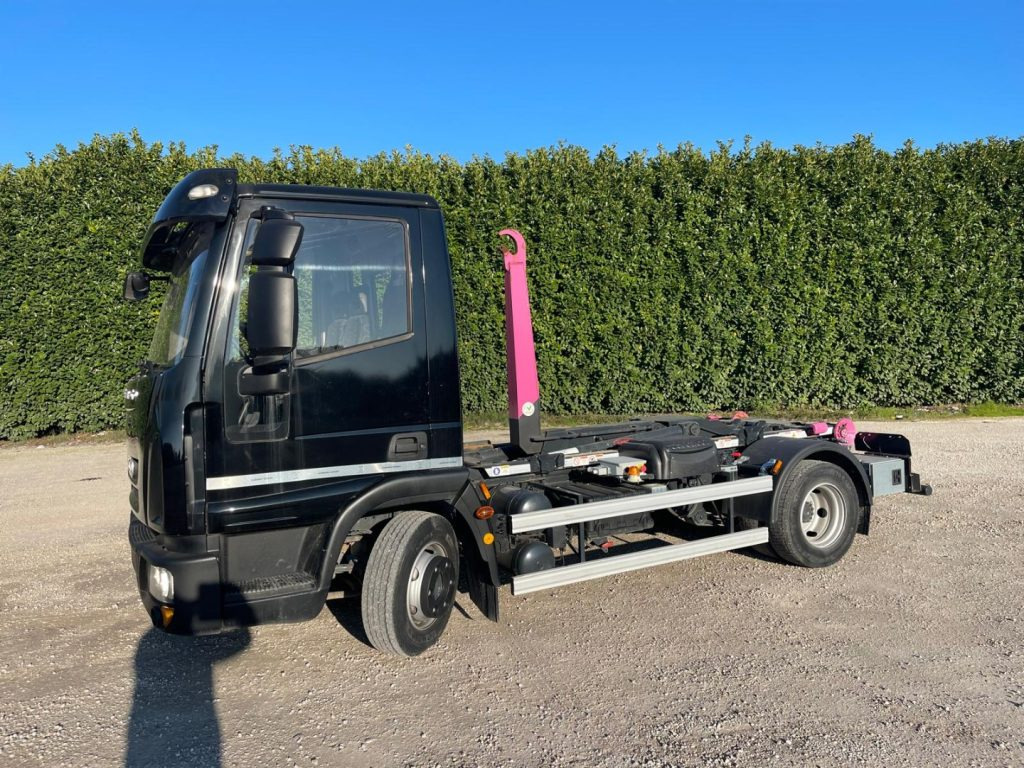 IVECO EUROCARGO 75E18 CON SCARRABILE NUOVO - شاحنة برافعة خطافية: صورة 3 IVECO EUROCARGO 75E18 CON SCARRABILE NUOVO - شاحنة برافعة خطافية: صورة 3