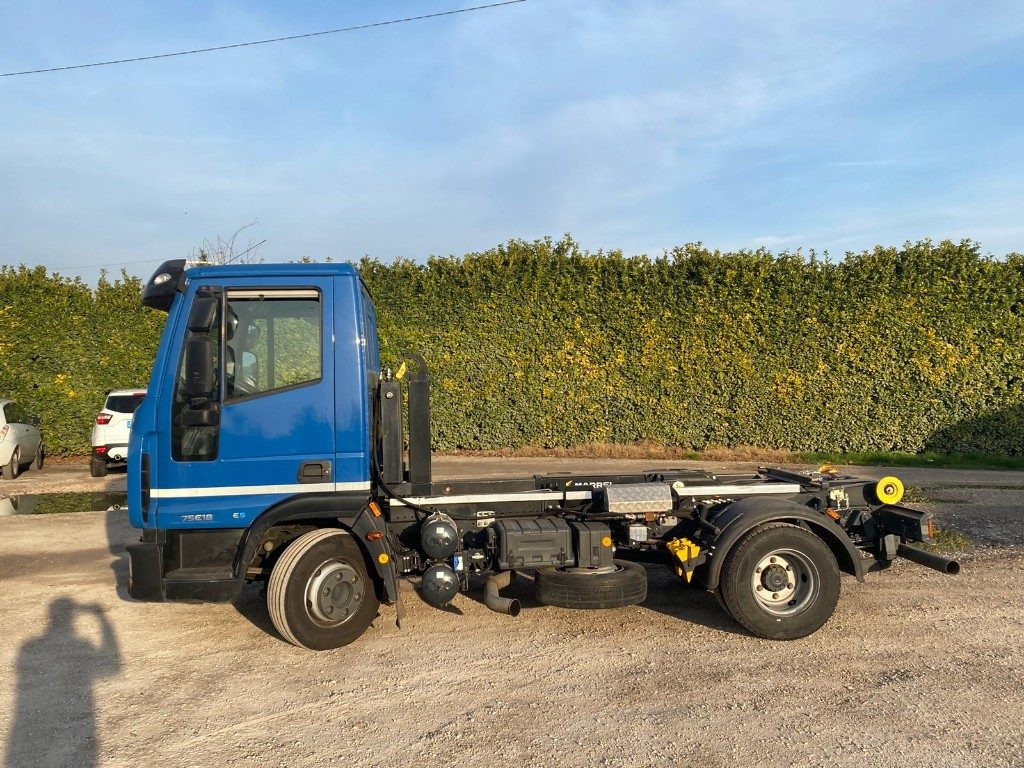IVECO EUROCARGO 75E18 SCARRABILE - شاحنة برافعة خطافية: صورة 3 IVECO EUROCARGO 75E18 SCARRABILE - شاحنة برافعة خطافية: صورة 3