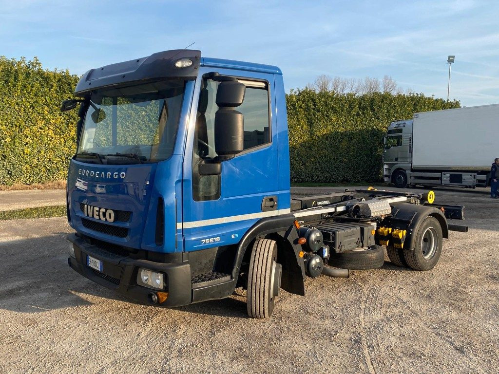 IVECO EUROCARGO 75E18 SCARRABILE - شاحنة برافعة خطافية: صورة 1 IVECO EUROCARGO 75E18 SCARRABILE - شاحنة برافعة خطافية: صورة 1