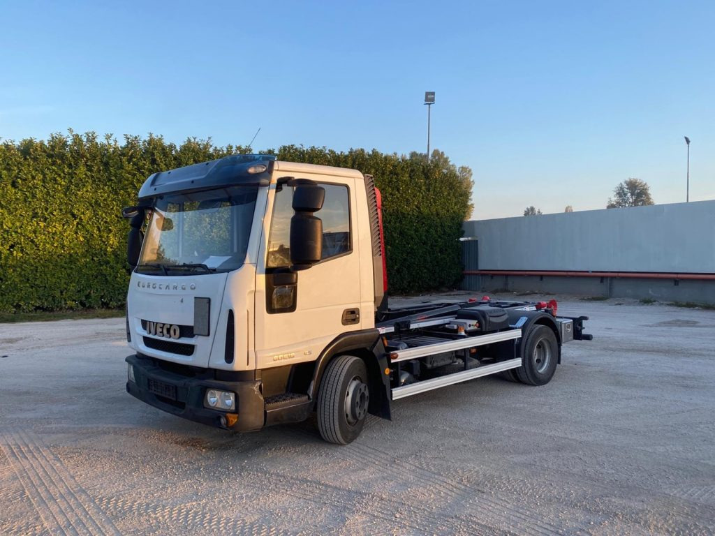 IVECO EUROCARGO 80 E18 CON IMPIANTO SCARRABILE NUO - شاحنة برافعة خطافية: صورة 3 IVECO EUROCARGO 80 E18 CON IMPIANTO SCARRABILE NUO - شاحنة برافعة خطافية: صورة 3