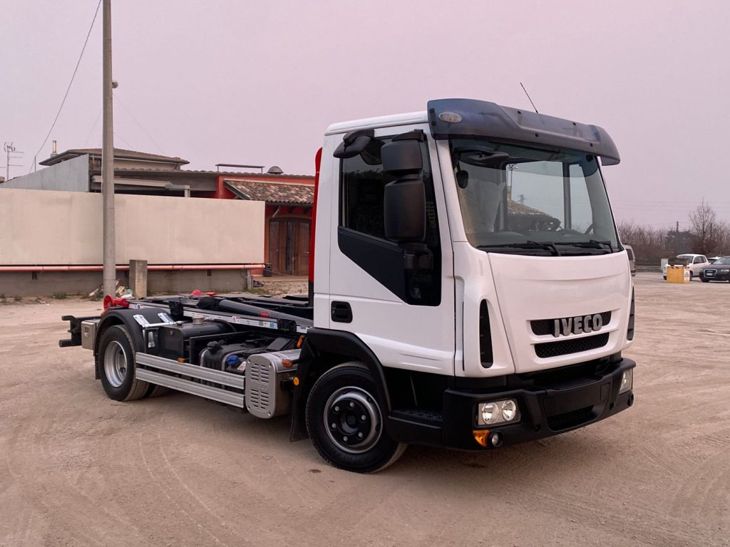 IVECO EUROCARGO 80 E18 CON IMPIANTO SCARRABILE NUO - شاحنة برافعة خطافية: صورة 1 IVECO EUROCARGO 80 E18 CON IMPIANTO SCARRABILE NUO - شاحنة برافعة خطافية: صورة 1