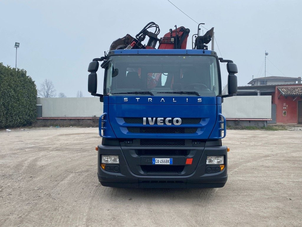 IVECO STRALIS 260.450 SCARRABILE CON GRU - شاحنة برافعة خطافية: صورة 2 IVECO STRALIS 260.450 SCARRABILE CON GRU - شاحنة برافعة خطافية: صورة 2