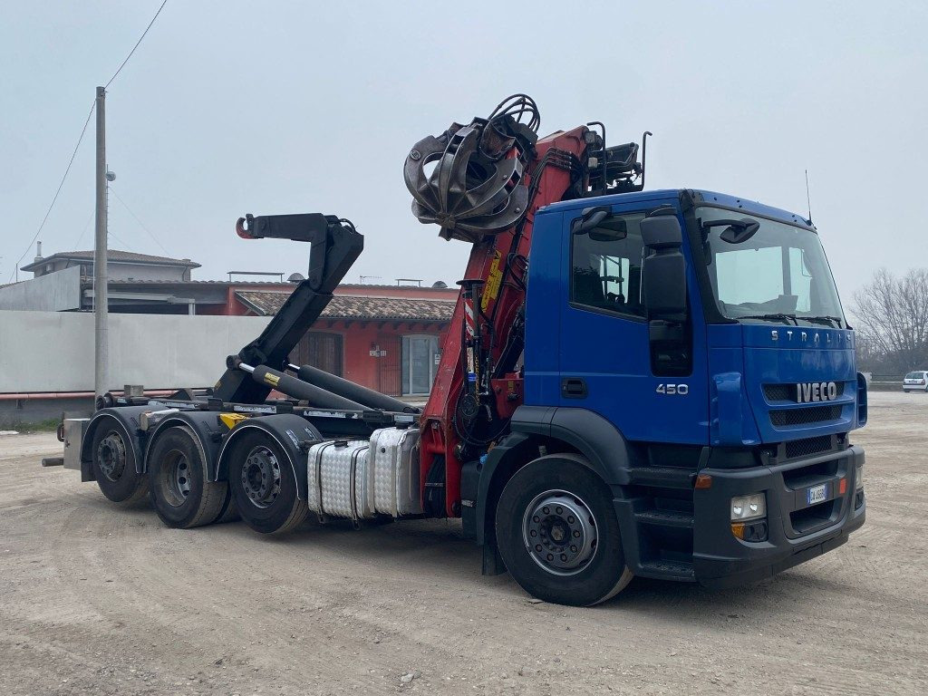 IVECO STRALIS 260.450 SCARRABILE CON GRU - شاحنة برافعة خطافية: صورة 1 IVECO STRALIS 260.450 SCARRABILE CON GRU - شاحنة برافعة خطافية: صورة 1