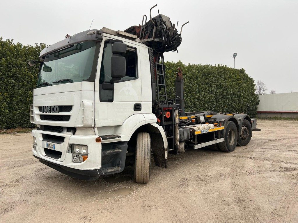 IVECO STRALIS 260S42 SCARRABILE USATO CON GRU - شاحنة برافعة خطافية: صورة 1 IVECO STRALIS 260S42 SCARRABILE USATO CON GRU - شاحنة برافعة خطافية: صورة 1