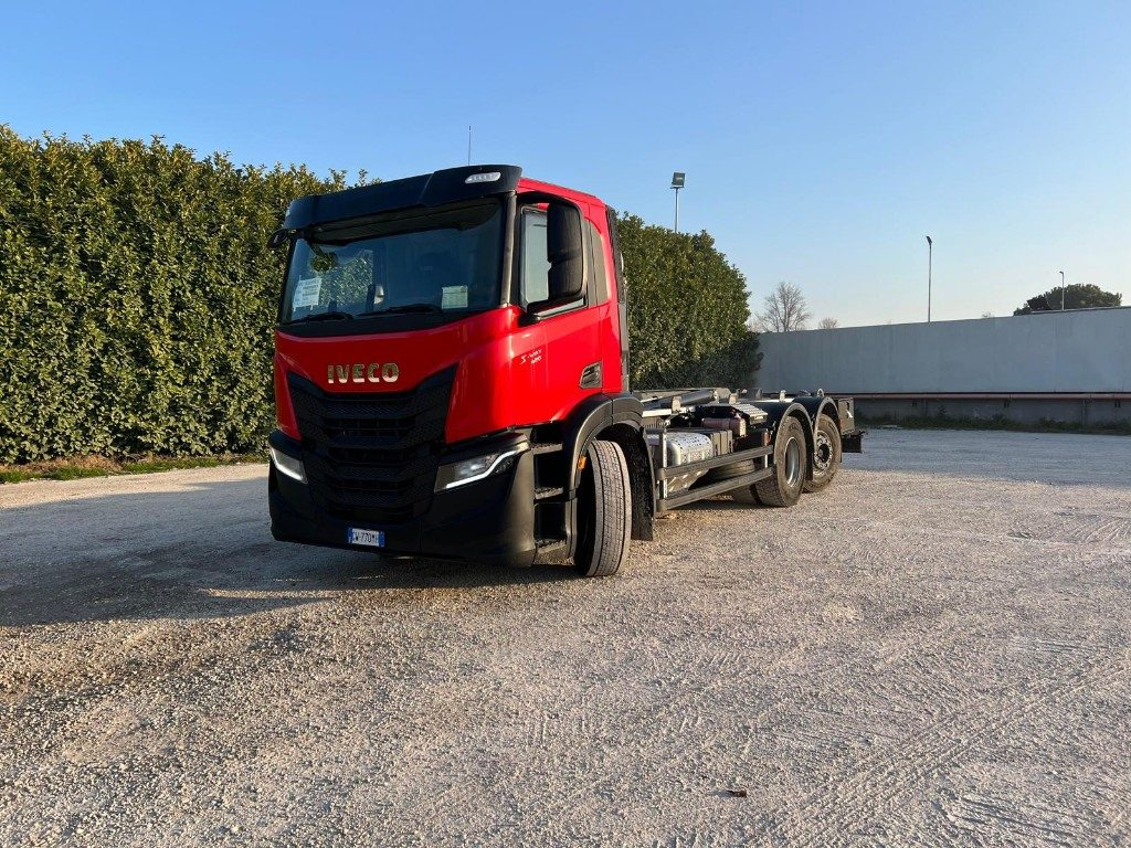 IVECO X-WAY AD260 NUOVO TARGATO SCARRABILE - شاحنة برافعة خطافية: صورة 1 IVECO X-WAY AD260 NUOVO TARGATO SCARRABILE - شاحنة برافعة خطافية: صورة 1