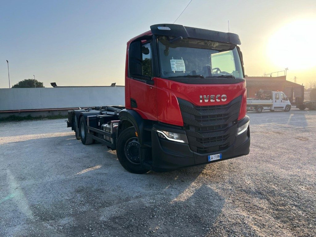 IVECO X-WAY AD260 NUOVO TARGATO SCARRABILE - شاحنة برافعة خطافية: صورة 2 IVECO X-WAY AD260 NUOVO TARGATO SCARRABILE - شاحنة برافعة خطافية: صورة 2