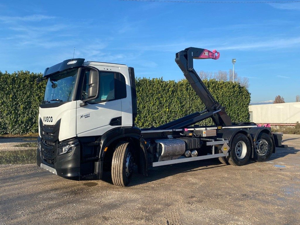 IVECO X-WAY AD280X48 NUOVO SCARRABILE PASSO 4500 - شاحنة برافعة خطافية: صورة 1 IVECO X-WAY AD280X48 NUOVO SCARRABILE PASSO 4500 - شاحنة برافعة خطافية: صورة 1