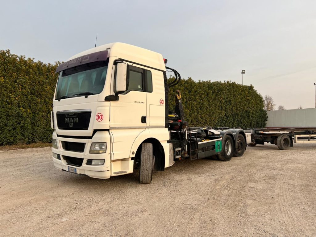 MAN TGX 26.440 SCARRABILE CON GRU - شاحنة برافعة خطافية: صورة 1 MAN TGX 26.440 SCARRABILE CON GRU - شاحنة برافعة خطافية: صورة 1