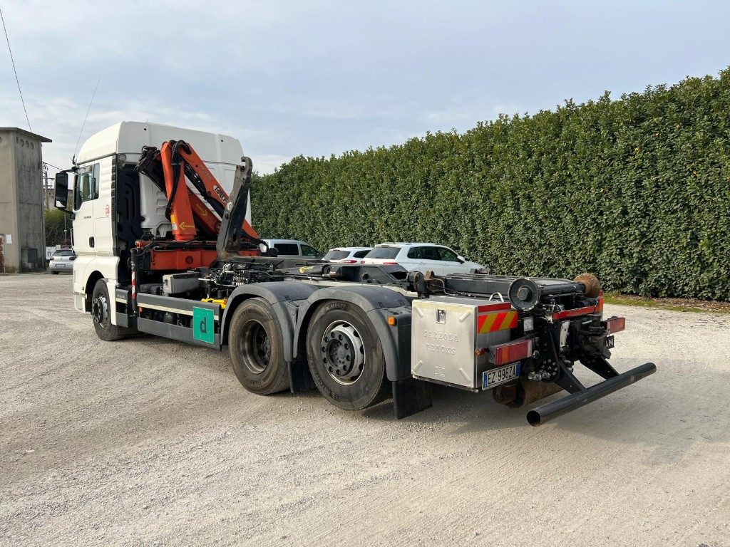 MAN TGX 26.480 SCARRABILE CON GRU DIETRO CABINA - شاحنة برافعة خطافية: صورة 5 MAN TGX 26.480 SCARRABILE CON GRU DIETRO CABINA - شاحنة برافعة خطافية: صورة 5